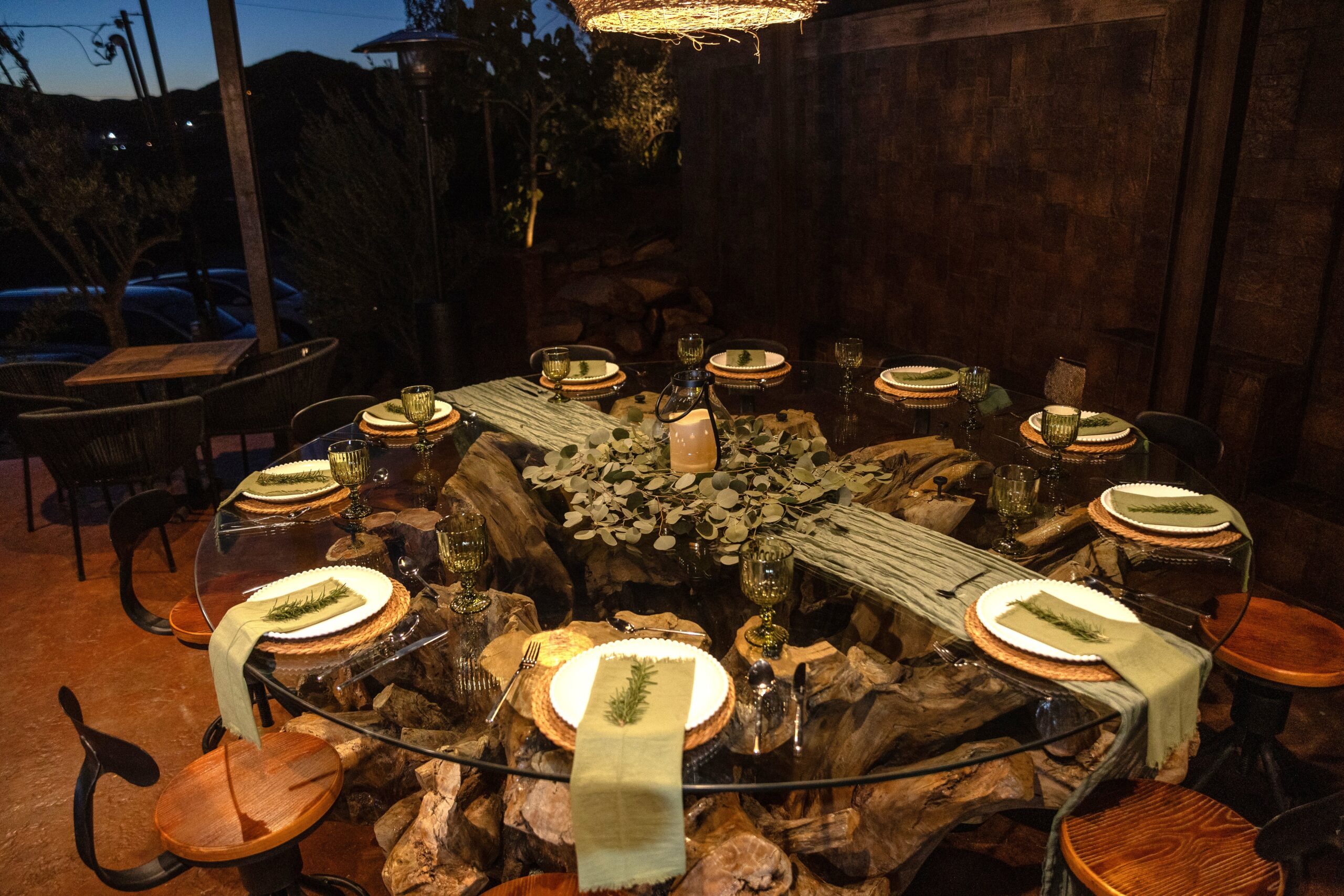 Elegant dining table at O2 Resort Valle de Guadalupe featuring a refined setting for a memorable dining experience in Baja California wine country