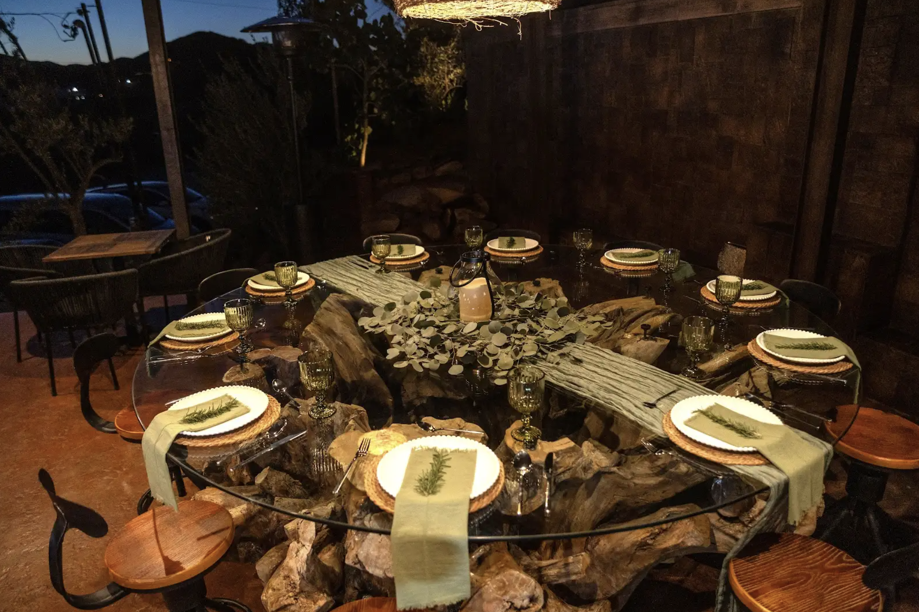 Elegant dining table at O2 Resort Valle de Guadalupe featuring a refined setting for a luxury dining experience in Baja California wine country