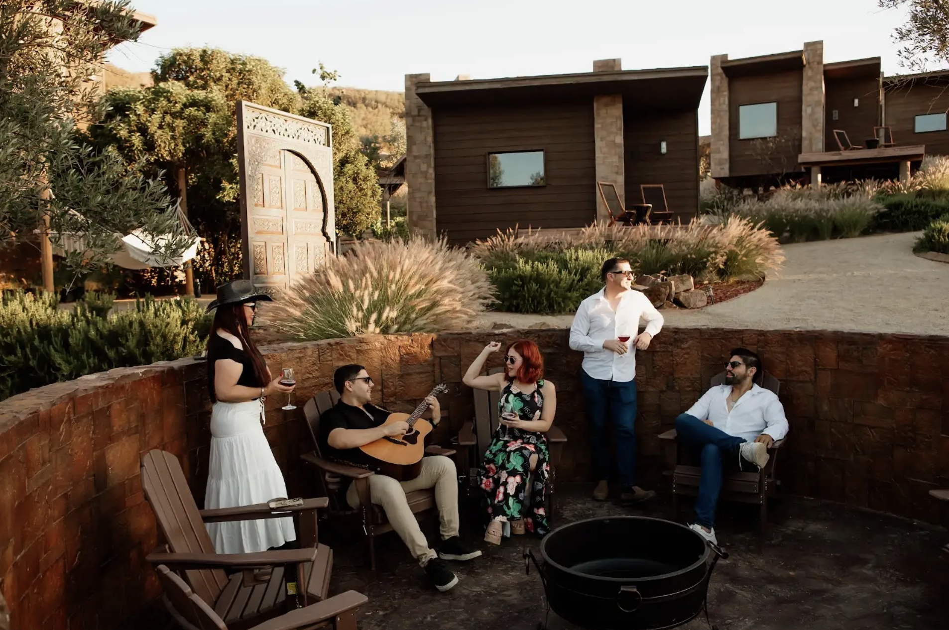 Guests enjoying live guitar music together at O2 Resort Valle de Guadalupe in the relaxing atmosphere of Baja California wine country