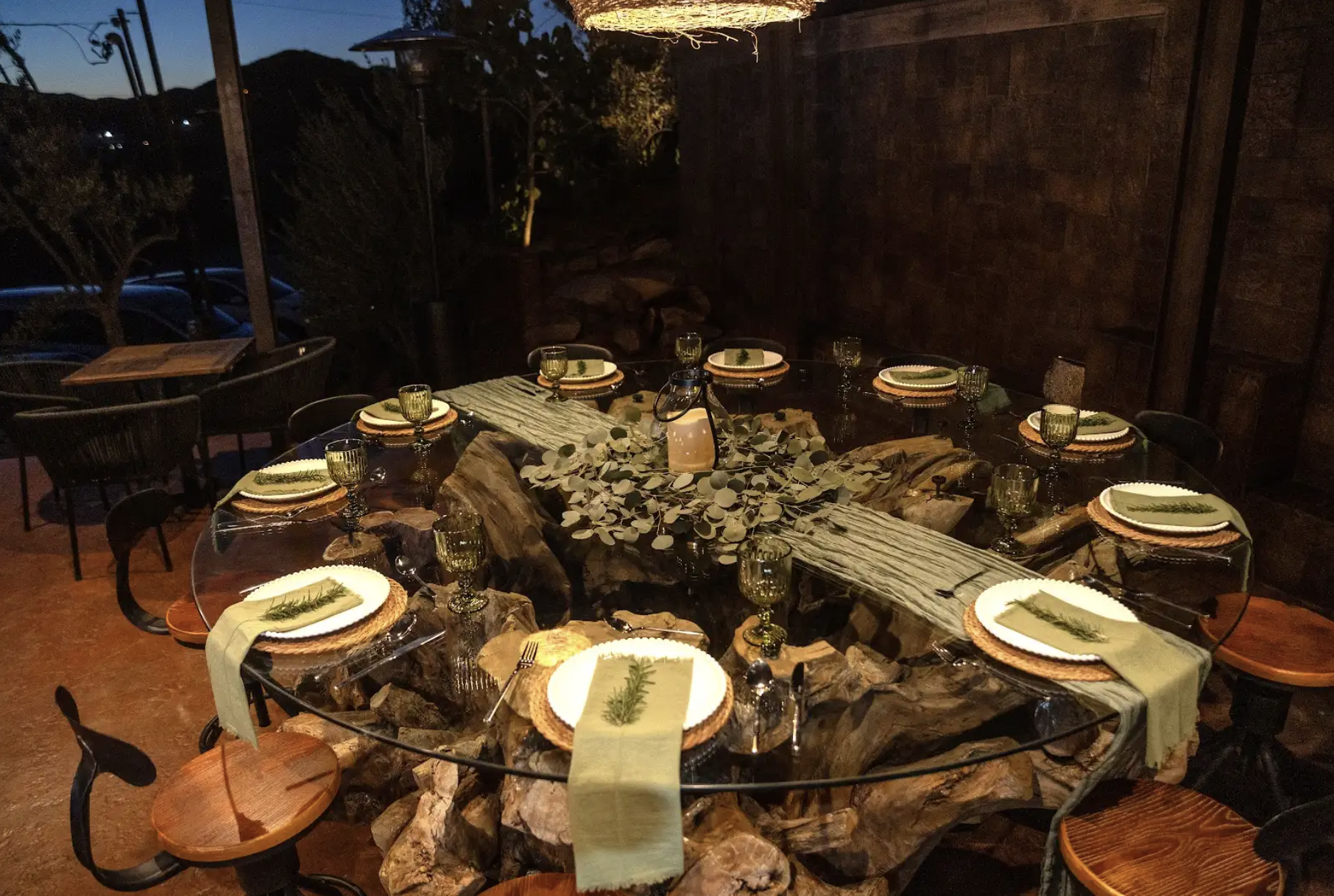 Elegant dining table at O2 Resort Valle de Guadalupe featuring a refined setting for a memorable dining experience in Baja California wine country