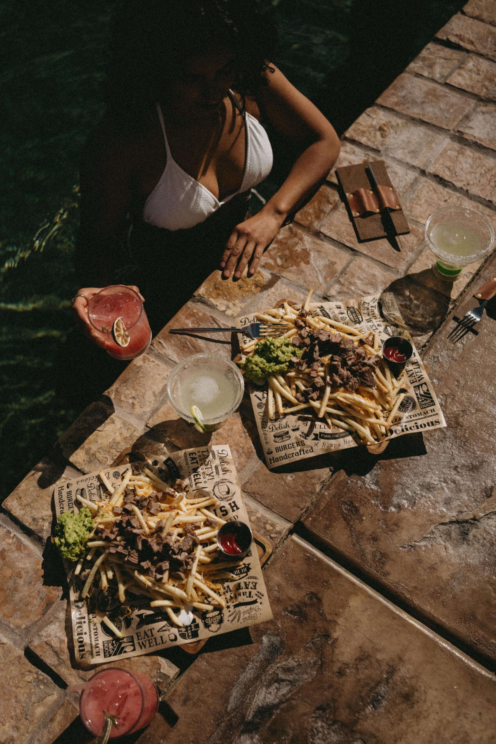 Poolside dining at O2 Resort Valle de Guadalupe featuring gourmet cuisine, handcrafted cocktails, and panoramic vineyard views in Baja California wine country