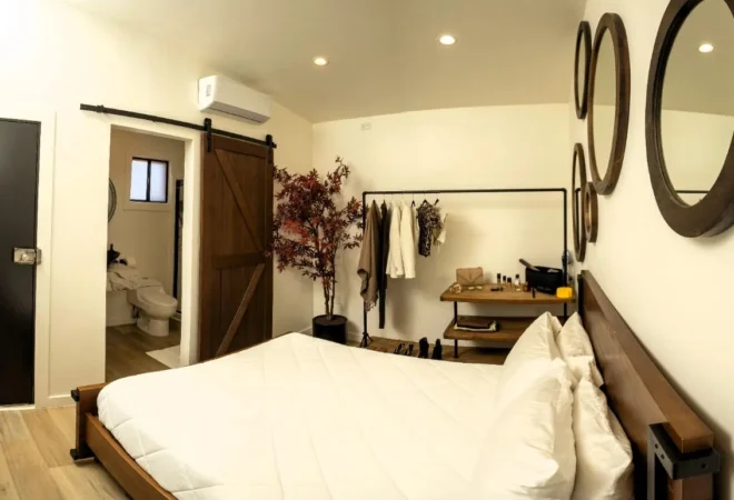 Elegant Queen Room at O2 Resort Valle de Guadalupe overlooking the vineyards